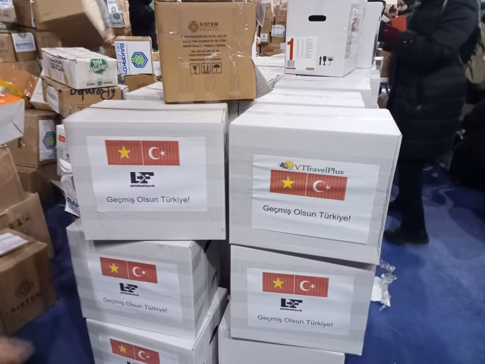 Những thùng hàng với 2 lá quốc kỳ cùng dòng chữ: Sớm khỏe nhé, Thổ Nhĩ Kỳ ơi. (Ảnh: Dương Nam Phương)