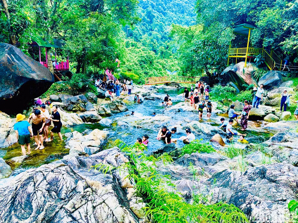 Du lịch sinh thái vùng cao được nhiều khách du lịch lựa chọn trong dịp lễ đầu năm và những ngày hè. Du lịch sinh thái vùng cao được nhiều khách du lịch lựa chọn trong dịp lễ đầu năm và những ngày hè.