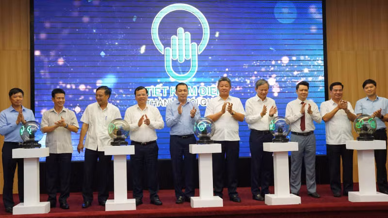 Lãnh đạo Bộ Công thương, TP Hà Nội, một số cơ quan, đơn vị và Tập đoàn Điện lực Việt Nam (EVN) thực hiện nghi thức phát động phong trào tiết kiệm điện toàn quốc năm 2023. 