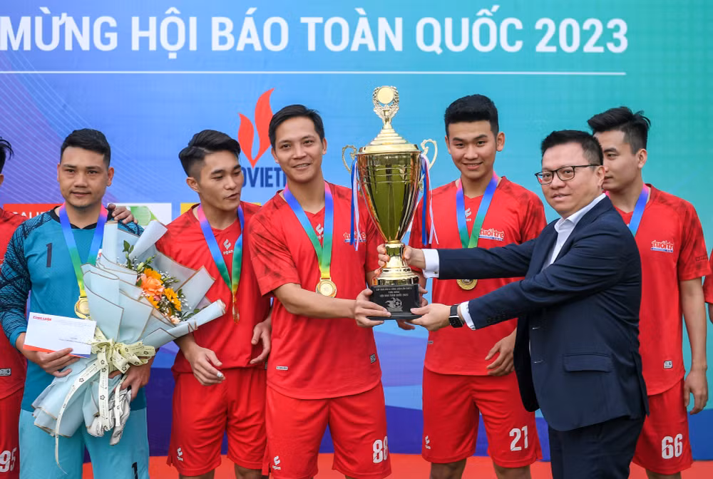 Tổng Biên tập Báo Nhân Dân, Chủ tịch Hội Nhà báo Việt Nam Lê Quốc Minh trao cúp vô địch cho đội bóng của Báo Tuổi trẻ Thủ đô. (Ảnh: THÀNH ĐẠT)