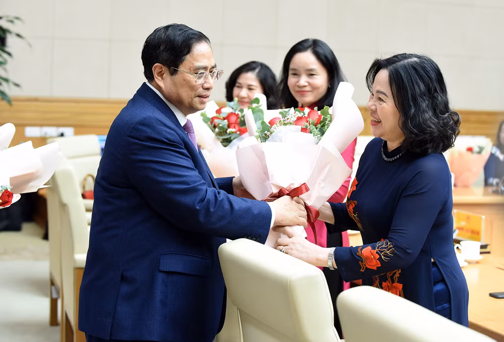 Thủ tướng Phạm Minh Chính tặng hoa chúc mừng đại diện nữ lãnh đạo và các nhà khoa học nữ.