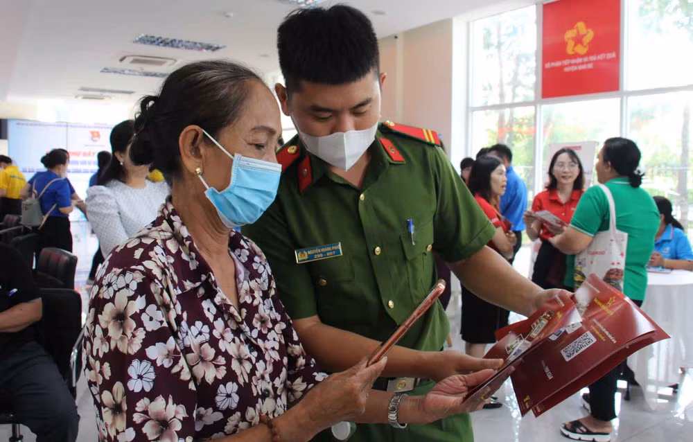 Công an huyện Nhà Bè hướng dẫn người dân cài đặt VNeID. Công an huyện Nhà Bè hướng dẫn người dân cài đặt VNeID.