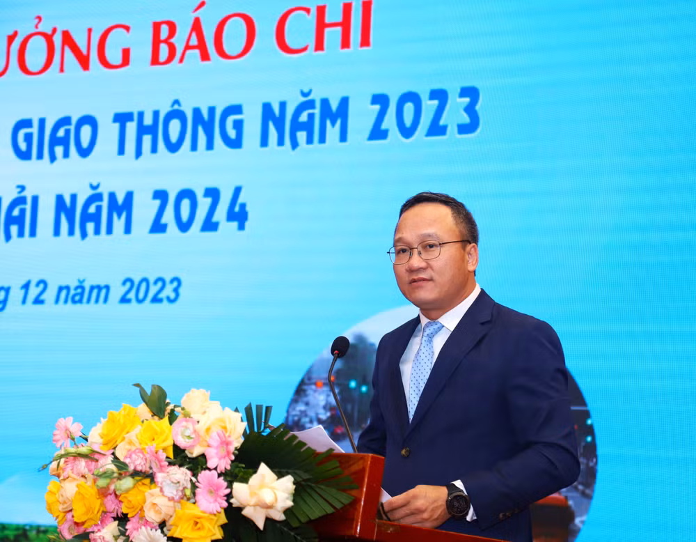 Phó Chủ tịch chuyên trách Ủy ban An toàn giao thông Quốc gia phát biểu tại lễ trao giải.