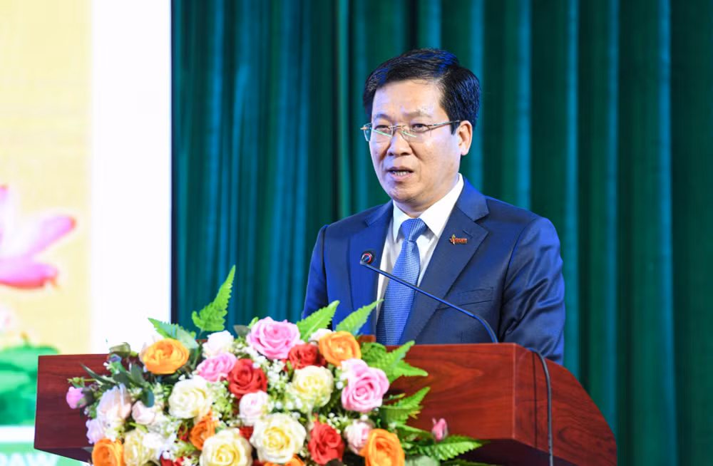 Đồng chí Lê Xuân Huy, Bí thư Huyện ủy, Chủ tịch Hội đồng nhân dân huyện Bình Lục phát biểu tại lễ trao tặng. (Ảnh: Thành Đạt)