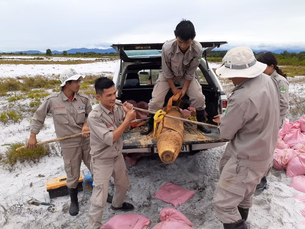 Dự án rà phá bom mìn, vật nổ sau chiến tranh tại Quảng Trị. Đây là một dự án đã lọt vào chung kết Giải thưởng Hành động vì cộng đồng.