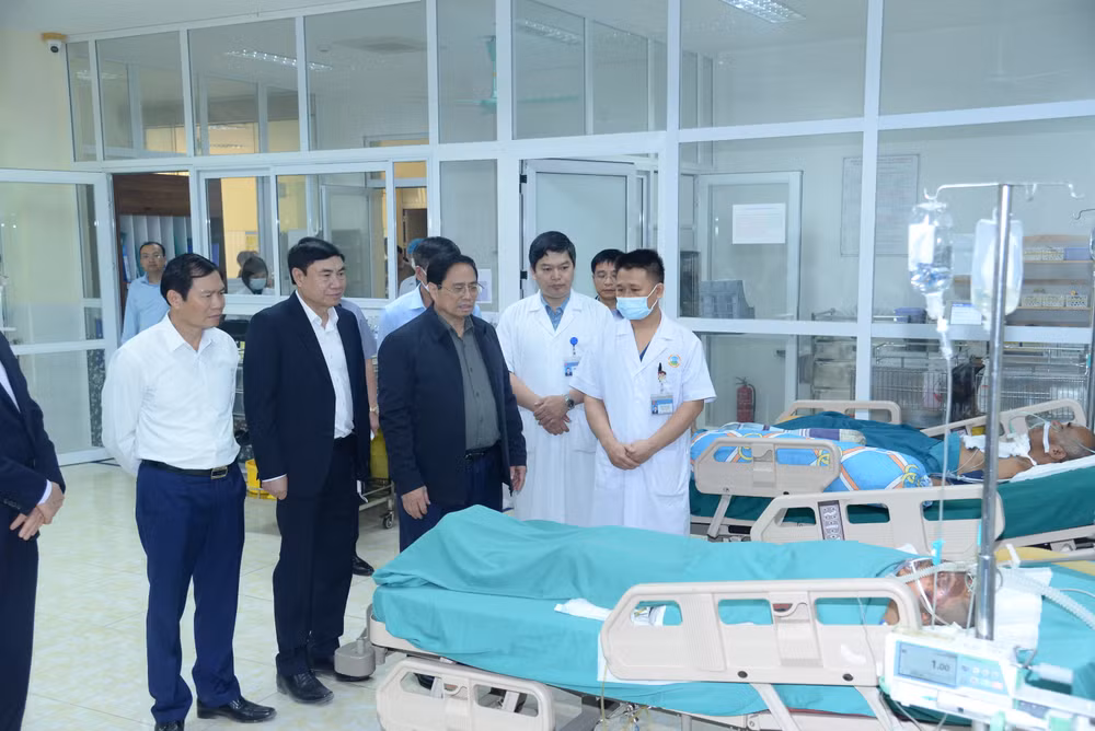 Thủ tướng Phạm Minh Chính thăm các bệnh nhân ở Khoa Hồi sức cấp cứu Bệnh viện Đa khoa tỉnh Điện Biên. Thủ tướng Phạm Minh Chính thăm các bệnh nhân ở Khoa Hồi sức cấp cứu Bệnh viện Đa khoa tỉnh Điện Biên.