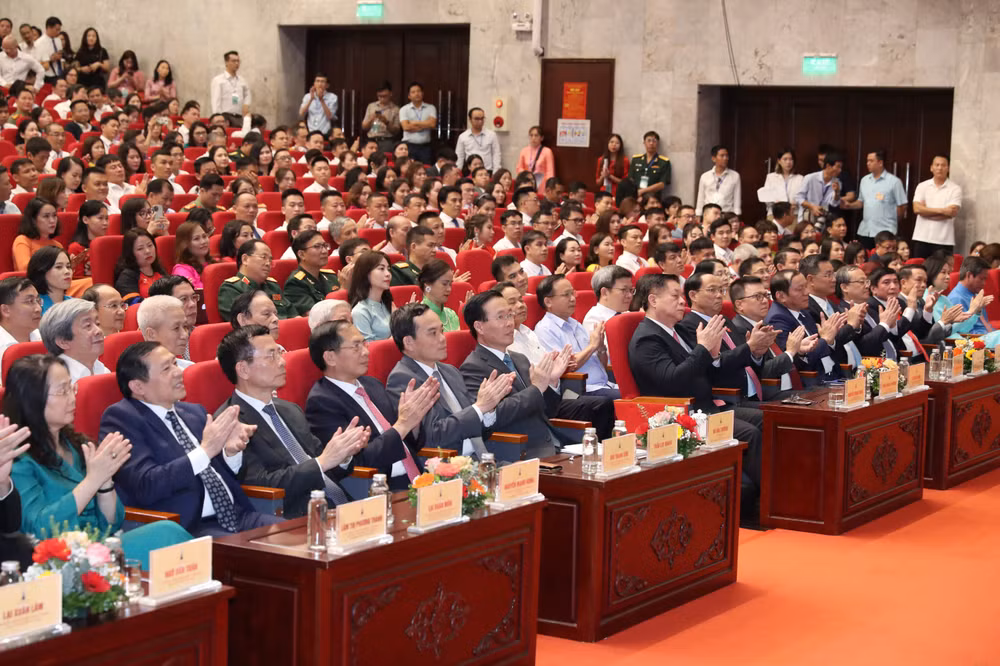 Các đồng chí lãnh đạo Đảng, Nhà nước tham dự Lễ trao giải. (Ảnh: THÀNH ĐẠT) Các đồng chí lãnh đạo Đảng, Nhà nước tham dự Lễ trao giải. (Ảnh: THÀNH ĐẠT)
