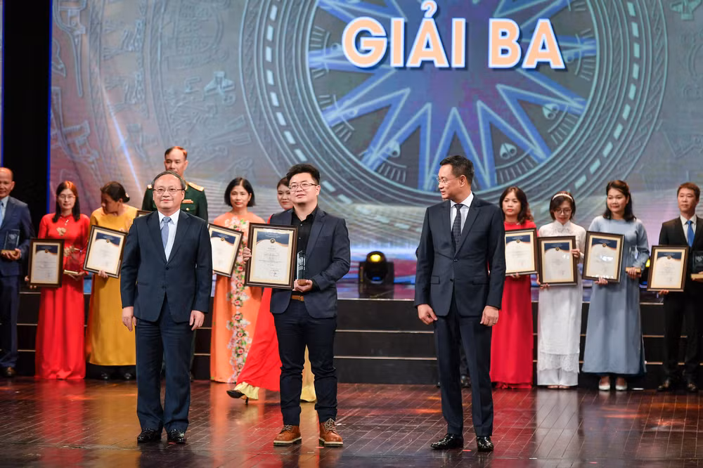 Trao giải Ba cho các tác giả, nhóm tác giả đoạt giải. (Ảnh: Thành Đạt) Trao giải Ba cho các tác giả, nhóm tác giả đoạt giải. (Ảnh: Thành Đạt)