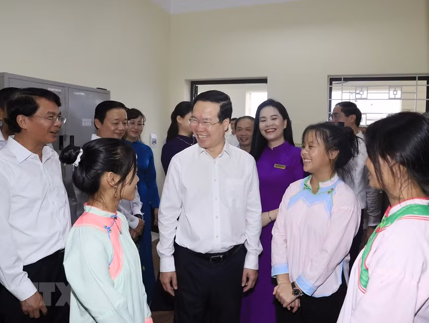 Chủ tịch nước Võ Văn Thưởng thăm nơi ở của học sinh Trường THPT Dân tộc nội trú tỉnh Lào Cai. (Ảnh: Thống Nhất/TTXVN) Chủ tịch nước Võ Văn Thưởng thăm nơi ở của học sinh Trường THPT Dân tộc nội trú tỉnh Lào Cai. (Ảnh: Thống Nhất/TTXVN)