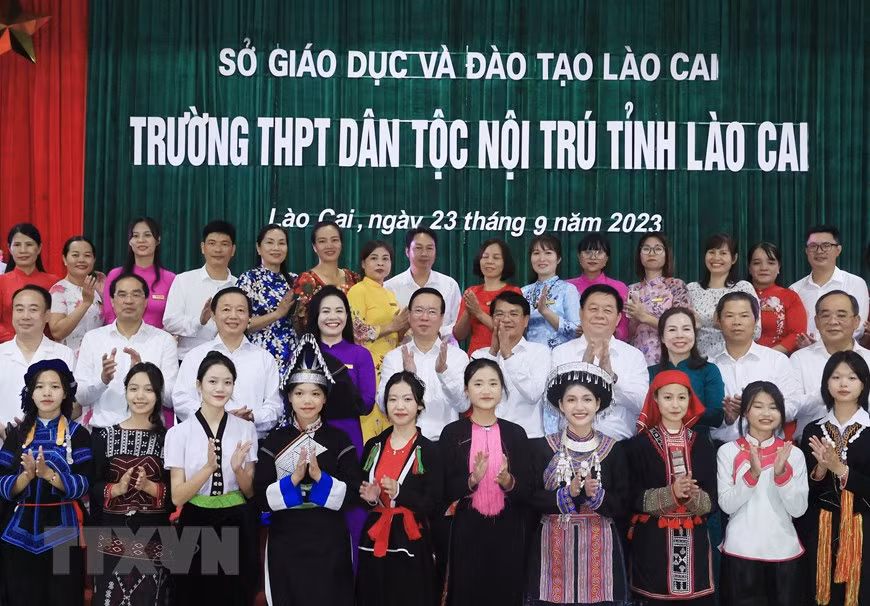 Chủ tịch nước Võ Văn Thưởng chụp ảnh lưu niệm với giáo viên và học sinh Trường THPT Dân tộc nội trú tỉnh Lào Cai. (Ảnh: Thống Nhất/TTXVN) Chủ tịch nước Võ Văn Thưởng chụp ảnh lưu niệm với giáo viên và học sinh Trường THPT Dân tộc nội trú tỉnh Lào Cai. (Ảnh: Thống Nhất/TTXVN)
