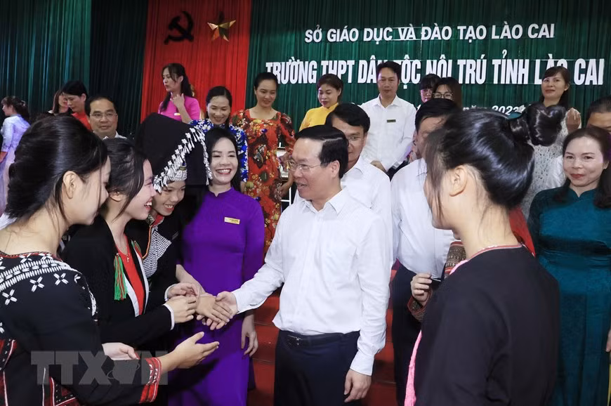 Chủ tịch nước Võ Văn Thưởng ân cần hỏi han các em học sinh Trường THPT Dân tộc nội trú tỉnh Lào Cai. (Ảnh: Thống Nhất/TTXVN) Chủ tịch nước Võ Văn Thưởng ân cần hỏi han các em học sinh Trường THPT Dân tộc nội trú tỉnh Lào Cai. (Ảnh: Thống Nhất/TTXVN)
