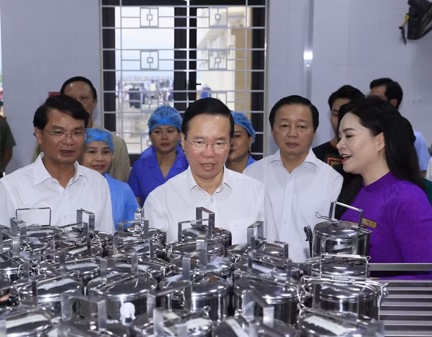 Chủ tịch nước Võ Văn Thưởng thăm nhà bếp Trường THPT Dân tộc nội trú tỉnh Lào Cai. (Ảnh: Thống Nhất/TTXVN) Chủ tịch nước Võ Văn Thưởng thăm nhà bếp Trường THPT Dân tộc nội trú tỉnh Lào Cai. (Ảnh: Thống Nhất/TTXVN)