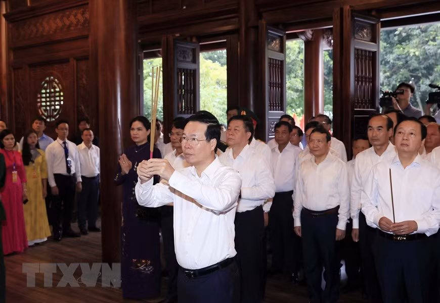 Chủ tịch nước Võ Văn Thưởng dâng hương tại Nhà lưu niệm Bác Hồ ở Lào Cai. (Ảnh: Thống Nhất/TTXVN Chủ tịch nước Võ Văn Thưởng dâng hương tại Nhà lưu niệm Bác Hồ ở Lào Cai. (Ảnh: Thống Nhất/TTXVN