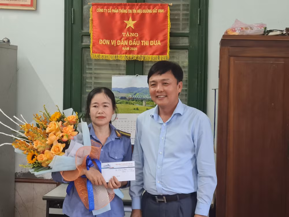 Ông Hoàng Gia Khánh đã trực tiếp đến thăm, tặng quà cho nữ nhân viên đường sắt đã dũng cảm cứu người tại Nghệ An. Ông Hoàng Gia Khánh đã trực tiếp đến thăm, tặng quà cho nữ nhân viên đường sắt đã dũng cảm cứu người tại Nghệ An.