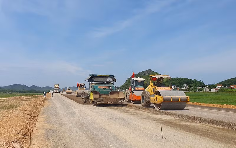 Các đơn vị thi công triển khai ba ca, bốn kíp để bảo đảm tiến độ hoàn thành dự án thành phần đầu tư xây dựng cao tốc Nghi Sơn-Diễn Châu.
