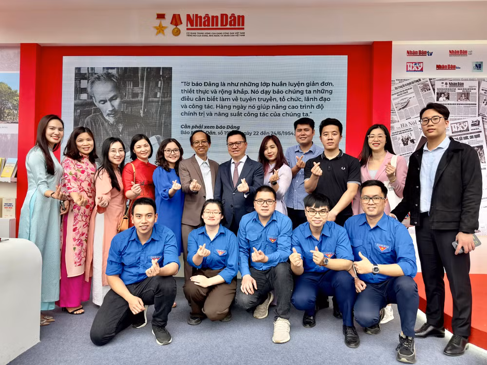 Đồng chí Lê Quốc Minh, Ủy viên Trung ương Đảng, Tổng Biên tập Báo Nhân Dân, Phó Trưởng Ban Tuyên giáo Trung ương, Chủ tịch Hội Nhà báo Việt Nam chụp ảnh lưu niệm cùng các đoàn viên, thanh niên Báo Nhân Dân.
