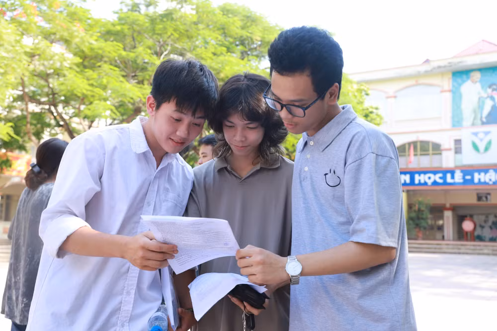 Thí sinh trao đổi sau giờ thi môn Ngoại ngữ. Thí sinh trao đổi sau giờ thi môn Ngoại ngữ.