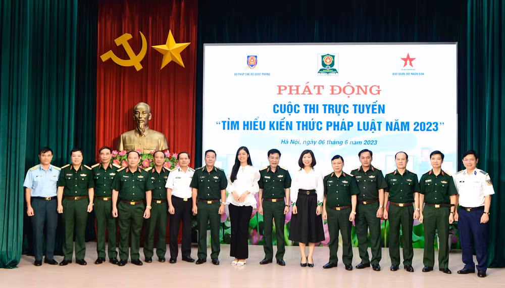 Các đại biểu chụp ảnh lưu niệm tại lễ phát động cuộc thi.