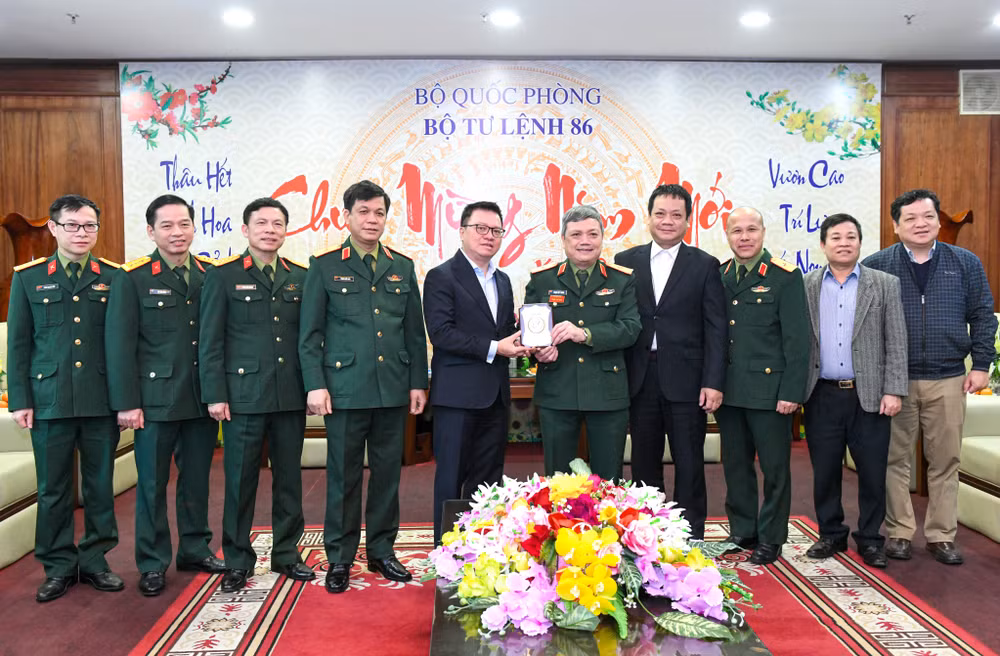 Thiếu tướng Phạm Việt Trung tặng quà lưu niệm đoàn công tác Báo Nhân Dân. (Ảnh: Thành Đạt)
