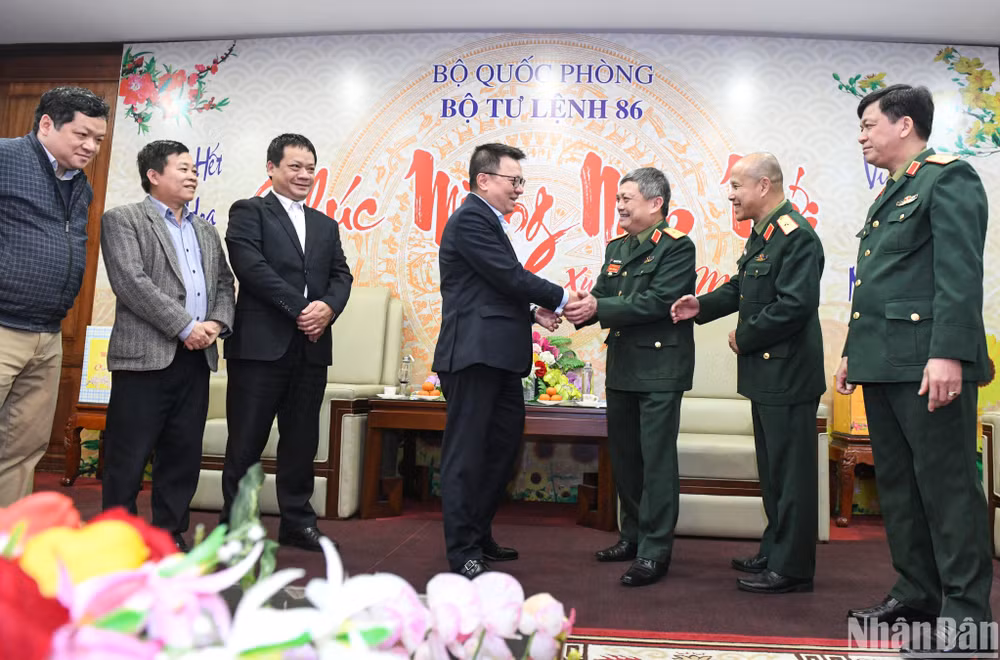 Đồng chí Lê Quốc Minh tới thăm, chúc Tết Bộ Tư lệnh Tác chiến không gian mạng. (Ảnh: Thành Đạt)