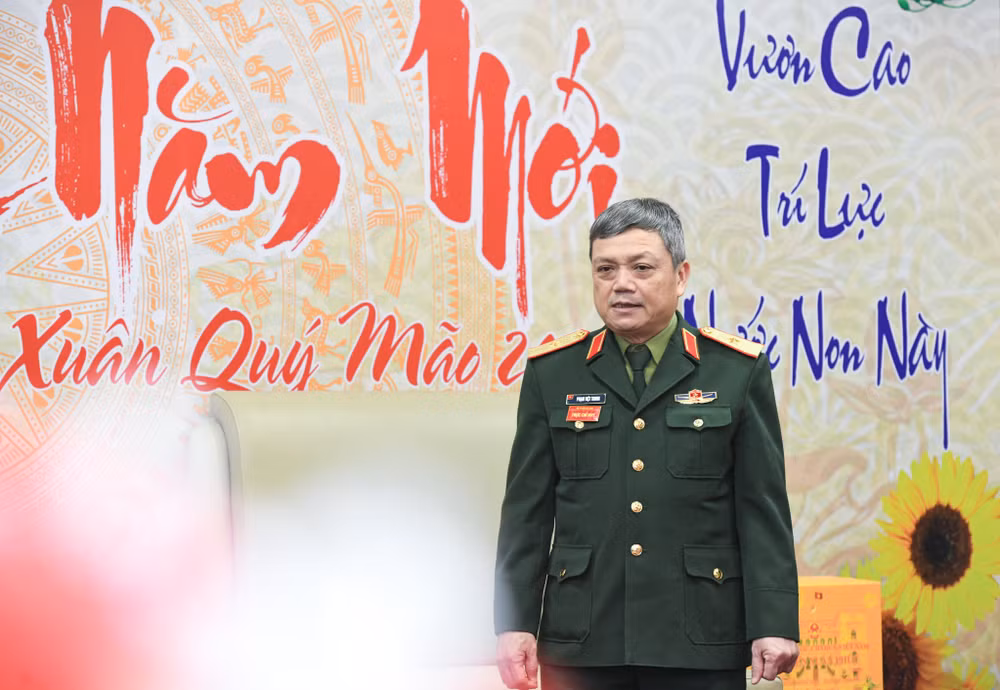 Thiếu tướng Phạm Việt Trung, Phó Tư lệnh kiêm Tham mưu trưởng Bộ Tư lệnh Tác chiến không gian mạng phát biểu tại buổi tiếp đoàn Báo Nhân Dân. (Ảnh: Thành Đạt)