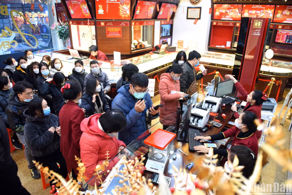 Khách hàng chờ đợi tới lượt mua vàng trong ngày vía Thần Tài tại Công ty TNHH Vàng bạc đá quý Bảo Tín Minh Châu. (Ảnh: Thành Đạt)