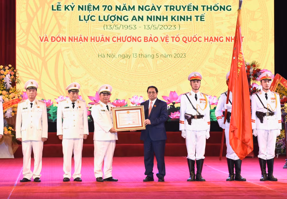Thay mặt lãnh đạo Đảng, Nhà nước, Thủ tướng Phạm Minh Chính trao Huân chương Bảo vệ Tổ quốc hạng Nhất tặng Cục An ninh kinh tế - Bộ Công an. Thay mặt lãnh đạo Đảng, Nhà nước, Thủ tướng Phạm Minh Chính trao Huân chương Bảo vệ Tổ quốc hạng Nhất tặng Cục An ninh kinh tế - Bộ Công an.