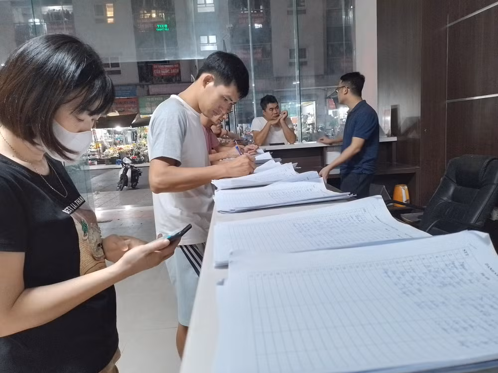 Người dân ký đơn kiến nghị gửi các cơ quan chức năng tối 23/10.