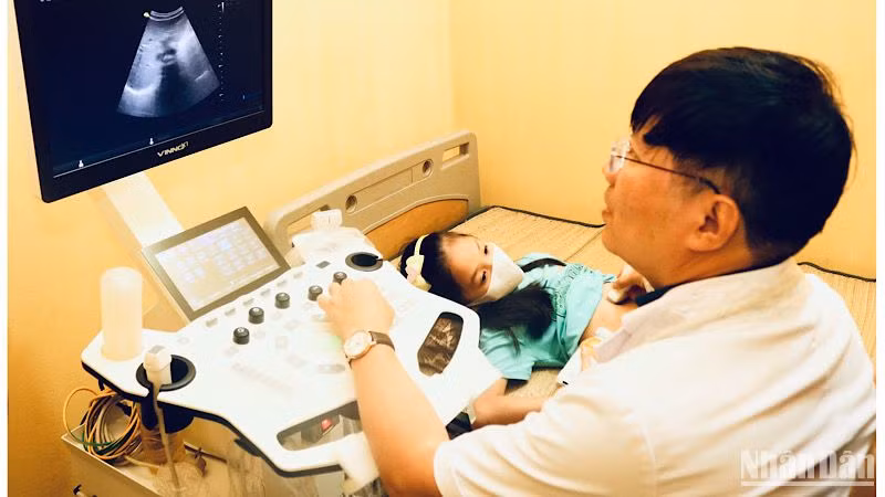 Khám bệnh, siêu âm cho trẻ em trên huyện đảo Bạch Long Vĩ.