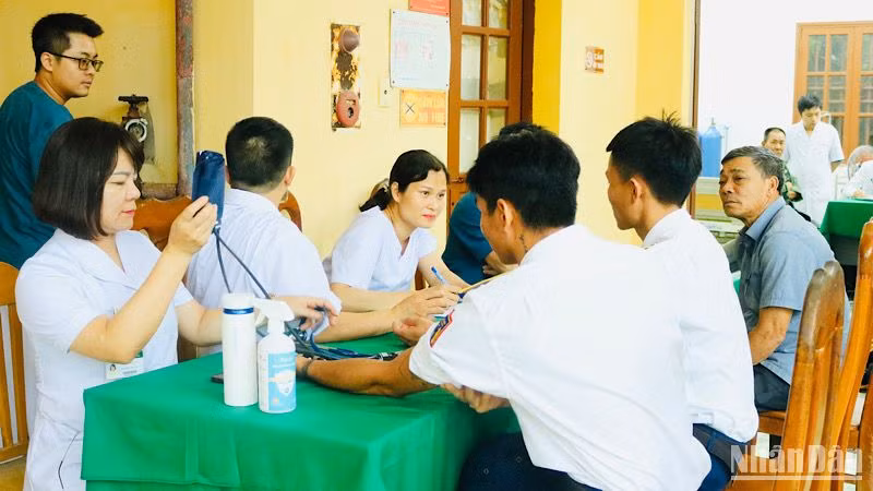 Khám và tư vấn điều trị bệnh tật cho cán bộ, quân và dân huyện đảo Bạch Long Vĩ (Hải Phòng).