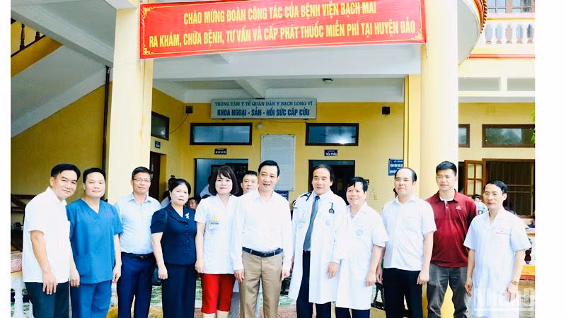 Đoàn công tác của Bệnh viện Bạch Mai khám chữa bệnh tại Trung tâm Y tế quân dân y huyện đảo bạch Long Vĩ.