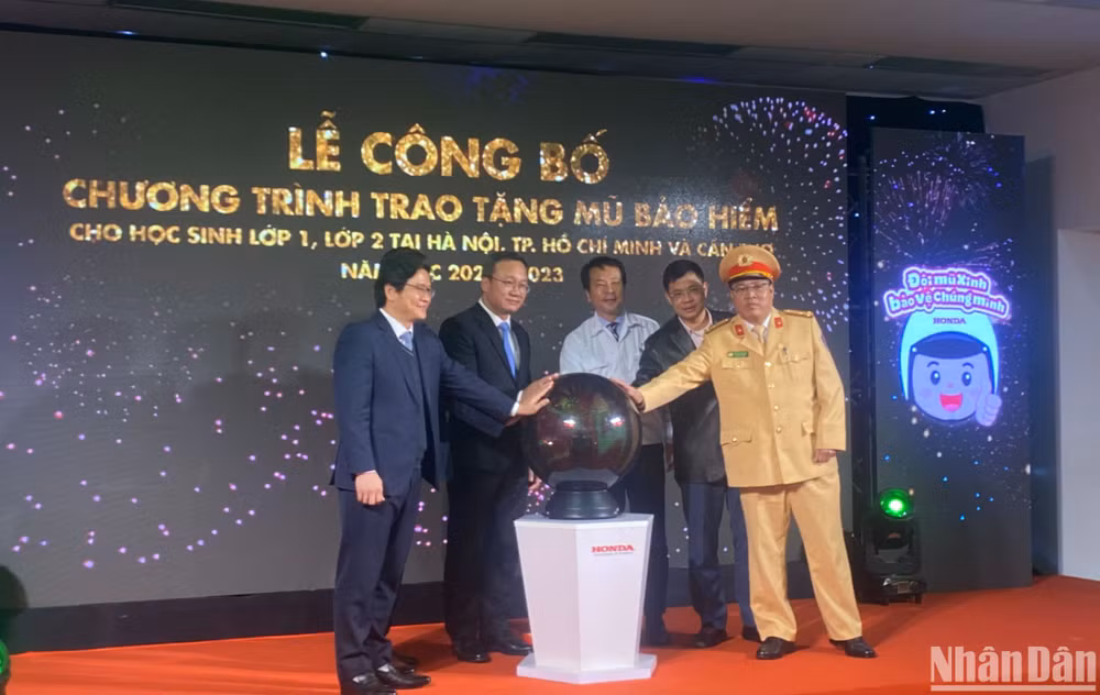 Đại diện các đơn vị tại lễ công bố chương trình trao tặng mũ bảo hiểm cho học sinh tiểu học 3 thành phố lớn.