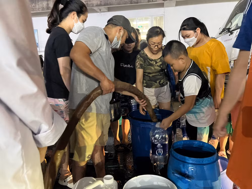 Người dân xếp hàng hứng nước về sử dụng. Người dân xếp hàng hứng nước về sử dụng.