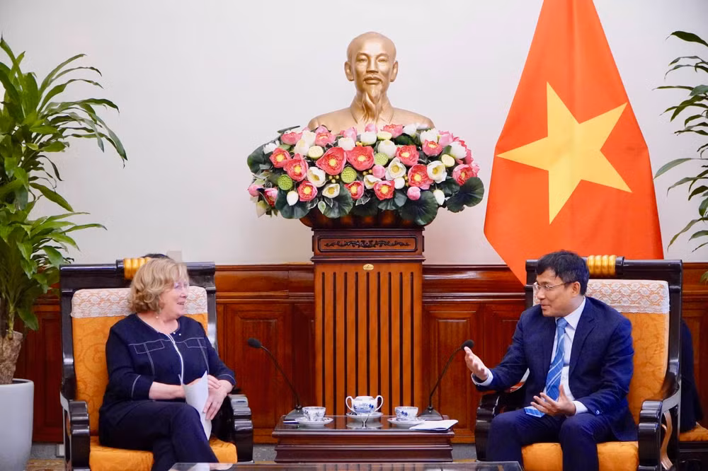 Thứ trưởng Thường trực Bộ Ngoại giao Nguyễn Minh Vũ tiếp đoàn nghị sĩ Thượng viện Pháp do bà Catherine Deroche, Chủ tịch Uỷ ban các vấn đề xã hội, Chủ tịch nhóm Nghị sĩ hữu nghị Pháp-Việt làm trưởng đoàn.