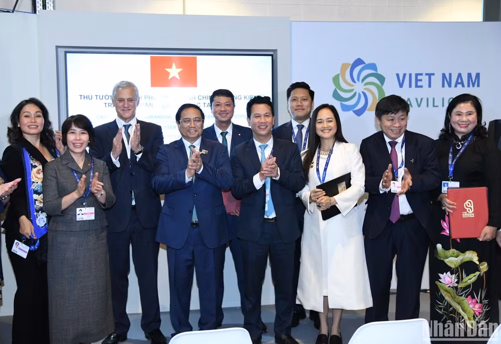 Thủ tướng Phạm Minh Chính chụp ảnh lưu niệm với lãnh đạo các bộ, ngành, doanh nghiệp tại lễ trao văn kiện hợp tác.