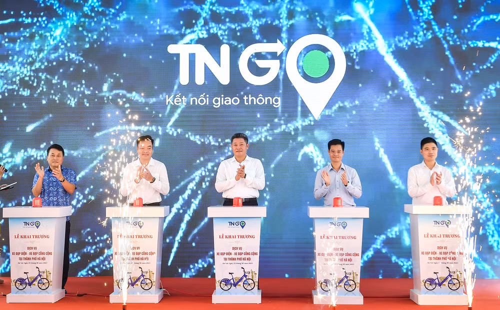 Đại diện thành phố Hà Nội và công ty Trí Nam ấn nút khai trương dịch vụ xe đạp điện-xe đạp công cộng tại Hà Nội. (Ảnh: Thành Đạt) Đại diện thành phố Hà Nội và công ty Trí Nam ấn nút khai trương dịch vụ xe đạp điện-xe đạp công cộng tại Hà Nội. (Ảnh: Thành Đạt)