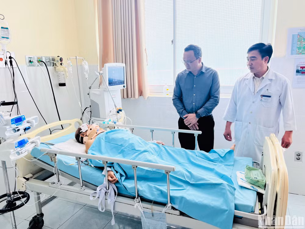 Ông Khuất Việt Hùng, Phó Chủ tịch chuyên trách Ủy ban An toàn giao thông quốc gia thăm hỏi các nạn nhân vụ tai nạn. (Ảnh: Ủy ban An toàn giao thông quốc gia)