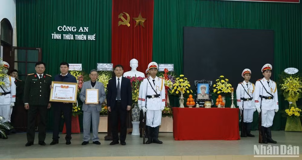 Phó Chủ tịch Thường trực Ủy ban nhân dân tỉnh Nguyễn Thanh Bình; Giám đốc Công an tỉnh, Đại tá Nguyễn Thanh Tuấn trao bằng “Tổ quốc ghi công” cho thân nhân liệt sĩ Võ Duy Khánh.