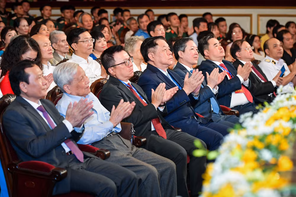 Các đồng chí lãnh đạo Đảng, Nhà nước dự chương trình nghệ thuật "Sao Độc lập". (Ảnh: THÀNH ĐẠT) Các đồng chí lãnh đạo Đảng, Nhà nước dự chương trình nghệ thuật "Sao Độc lập". (Ảnh: THÀNH ĐẠT)