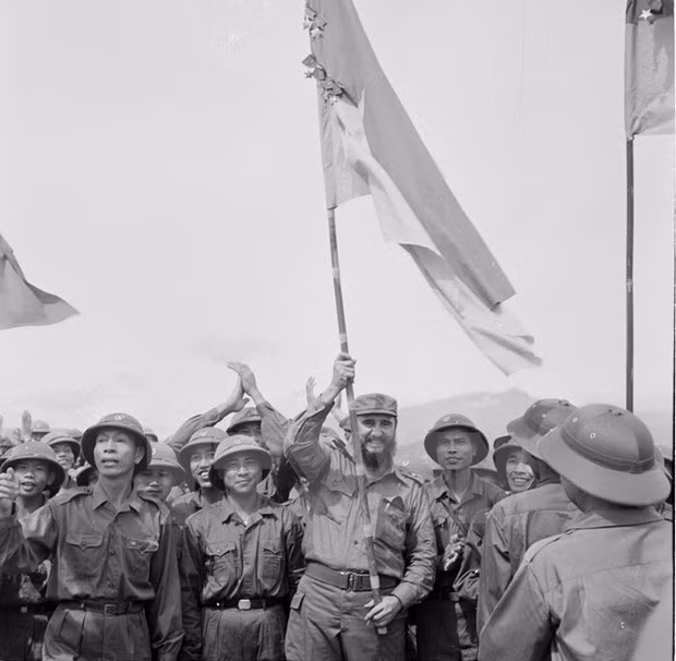 Chủ tịch Fidel Castro phất cao Ngọn cờ Giải phóng tại Quảng Trị năm 1973. (Nguồn: TTXVN) Chủ tịch Fidel Castro phất cao Ngọn cờ Giải phóng tại Quảng Trị năm 1973. (Nguồn: TTXVN)