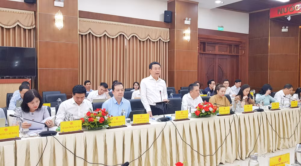 Đồng chí Nguyễn Mạnh Hùng, Ủy viên Trung ương Đảng, Bộ trưởng Thông tin và Truyền thông, Trưởng Đoàn công tác phát biểu kết luận buổi làm việc