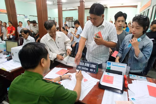 Sổ hộ khẩu, sổ tạm trú chính thức hết giá trị sử dụng. (Ảnh: Bộ Công an)