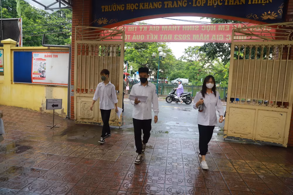 Thí sinh bước vào điểm thi tại Trường trung học cơ sở Hoàng Liệt. (Ảnh: Sơn Bách) Thí sinh bước vào điểm thi tại Trường trung học cơ sở Hoàng Liệt. (Ảnh: Sơn Bách)