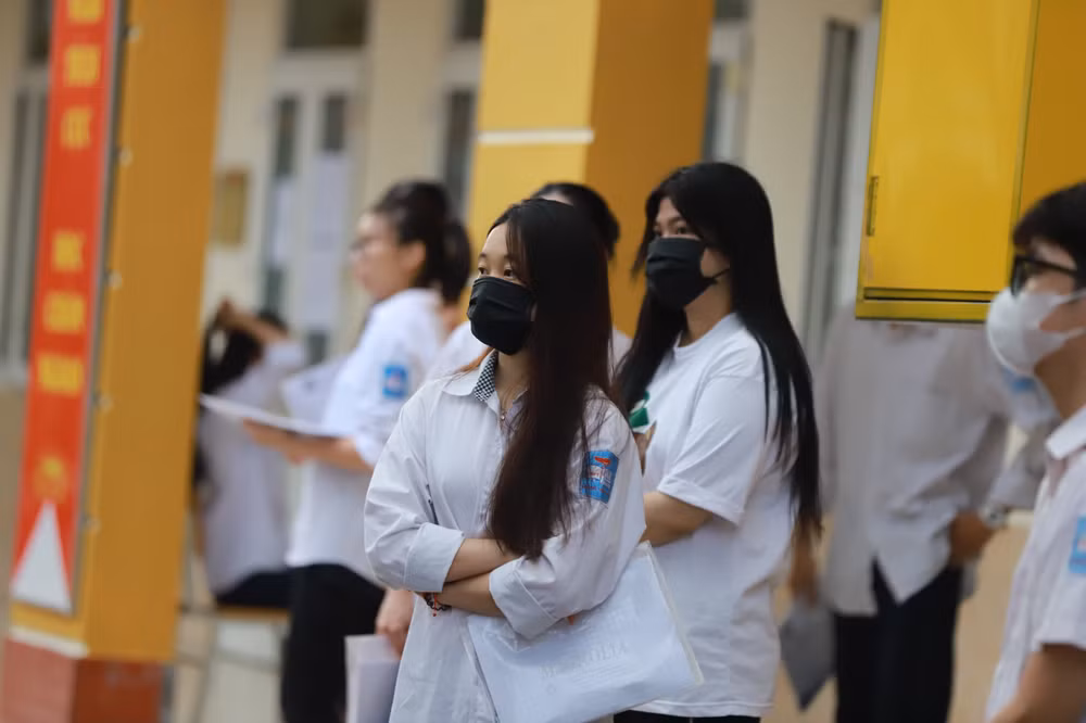 Các thí sinh không giấu nổi vẻ lo âu trước kỳ thi quan trọng. (Ảnh: Sơn Bách) Các thí sinh không giấu nổi vẻ lo âu trước kỳ thi quan trọng. (Ảnh: Sơn Bách)