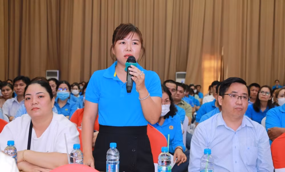 Công nhân lao động nêu kiến nghị tại hội nghị. Công nhân lao động nêu kiến nghị tại hội nghị.