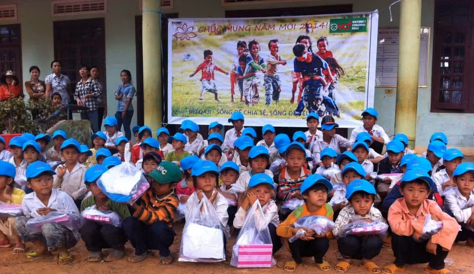 Toàn bộ tiền gây quỹ sẽ được dành để hỗ trợ các trẻ em có hoàn cảnh khó khăn. Toàn bộ tiền gây quỹ sẽ được dành để hỗ trợ các trẻ em có hoàn cảnh khó khăn.