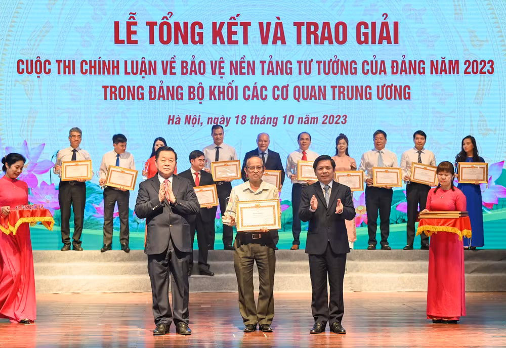 Trưởng Ban Tuyên giáo Trung ương Nguyễn Trọng Nghĩa và Bí thư Đảng ủy khối các cơ quan Trung ương Nguyễn Văn Thể trao bằng khen cho Đảng bộ Báo Nhân Dân. (Ảnh: Duy Linh)