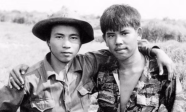 Bức ảnh lịch sử mang tên Hai người lính của nghệ sĩ nhiếp ảnh Chu Chí Thành. (Ảnh: Nghệ sĩ nhiếp ảnh Chu Chí Thành)