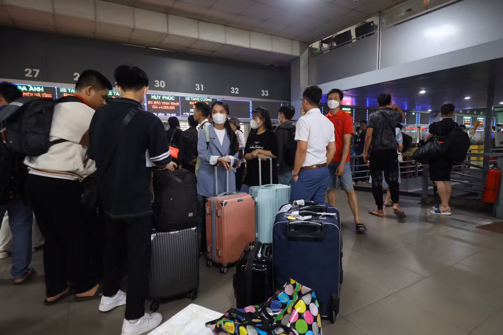 Hành khách đứng chờ tại khu vực bến xe Nước Ngầm. Hành khách đứng chờ tại khu vực bến xe Nước Ngầm.