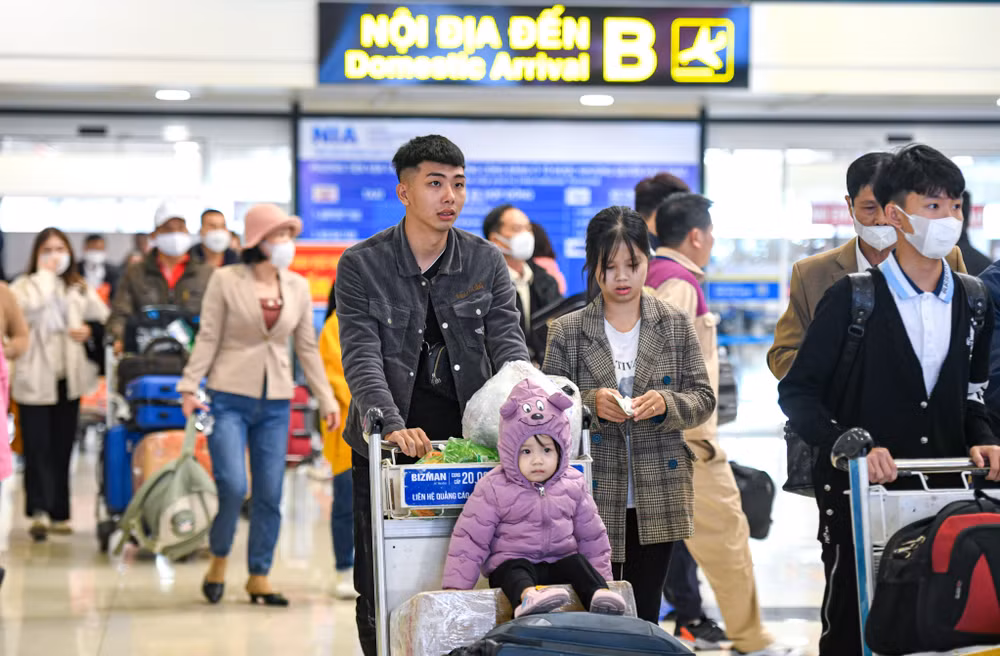 Hành khách đi máy bay cần chú ý để hành trình được thuận tiện nhất. (Ảnh: Thành Đạt) Hành khách đi máy bay cần chú ý để hành trình được thuận tiện nhất. (Ảnh: Thành Đạt)